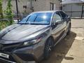 Toyota Camry 2022 года за 14 000 000 тг. в Актобе – фото 2