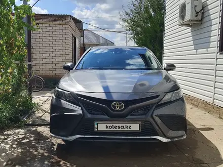 Toyota Camry 2022 года за 14 000 000 тг. в Актобе