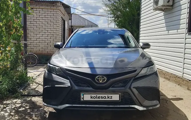 Toyota Camry 2022 года за 14 000 000 тг. в Актобе