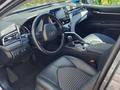 Toyota Camry 2022 года за 14 000 000 тг. в Актобе – фото 5