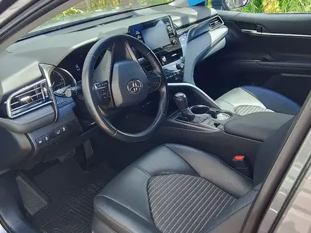 Toyota Camry 2022 года за 14 000 000 тг. в Актобе – фото 5