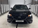 Toyota Camry 2021 года за 12 600 000 тг. в Актобе – фото 3