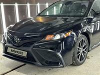 Toyota Camry 2021 года за 12 900 000 тг. в Актобе