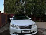 Toyota Camry 2014 года за 8 500 000 тг. в Актобе – фото 2