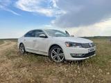 Volkswagen Passat 2014 года за 4 300 000 тг. в Атырау – фото 2