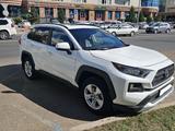 Toyota RAV4 2020 года за 14 500 000 тг. в Астана – фото 2