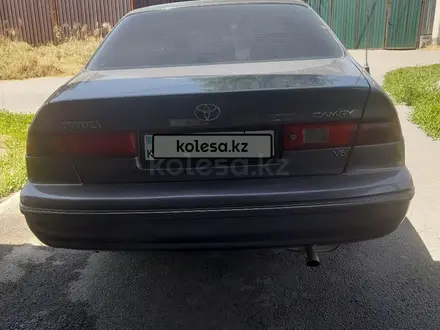 Toyota Camry 1998 года за 3 600 000 тг. в Алматы – фото 2