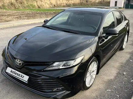 Toyota Camry 2019 года за 13 600 000 тг. в Алматы – фото 2