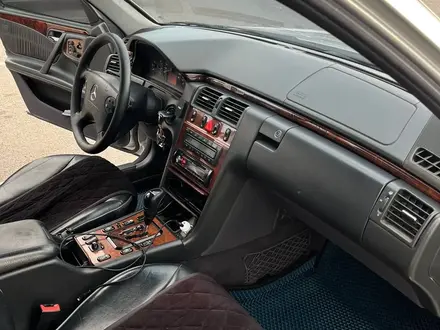 Mercedes-Benz E 320 1999 года за 4 200 000 тг. в Караганда – фото 11