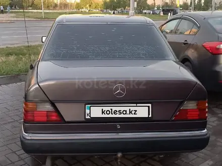 Mercedes-Benz E 200 1990 года за 1 600 000 тг. в Астана – фото 2