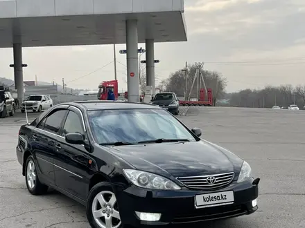 Toyota Camry 2004 года за 6 000 000 тг. в Алматы – фото 2