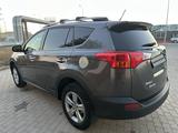 Toyota RAV4 2015 года за 10 850 000 тг. в Актау – фото 4