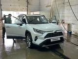 Toyota RAV4 2021 года за 21 500 000 тг. в Актобе – фото 5