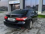 Toyota Camry 2021 года за 14 000 000 тг. в Шымкент – фото 3