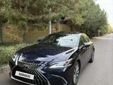 Lexus ES 300h 2022 года за 21 000 000 тг. в Алматы – фото 3