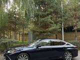 Lexus ES 300h 2022 года за 21 000 000 тг. в Алматы