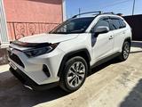 Toyota RAV4 2019 года за 13 300 000 тг. в Атырау