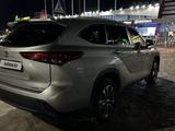 Toyota Highlander 2023 года за 23 000 000 тг. в Актобе – фото 4