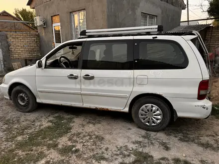 Kia Carnival 2003 года за 550 000 тг. в Тараз – фото 2