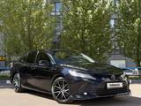 Toyota Camry 2023 года за 14 800 000 тг. в Астана