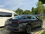 Lexus ES 250 2022 года за 17 500 000 тг. в Алматы – фото 2