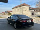 Toyota Camry 2023 года за 13 600 000 тг. в Атырау – фото 3