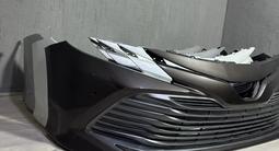 Передние Бампера на Toyota Camry70 Бу оригинал с решеткой за 140 000 тг. в Астана – фото 3