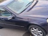 Mercedes-Benz C 180 2001 года за 2 000 000 тг. в Астана – фото 2