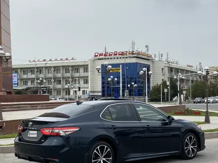 Toyota Camry 2018 года за 13 500 000 тг. в Шымкент – фото 3