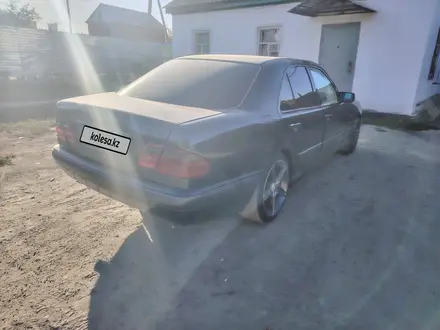 Mercedes-Benz E 320 1998 года за 1 800 000 тг. в Актобе – фото 4