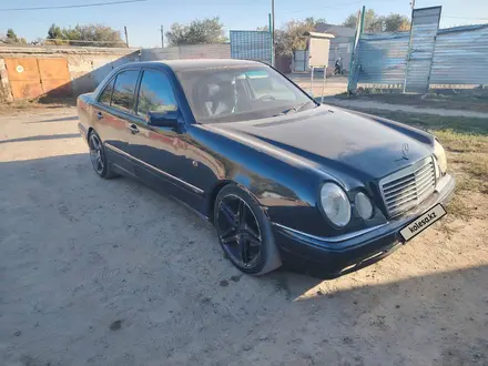 Mercedes-Benz E 320 1998 года за 1 800 000 тг. в Актобе – фото 3