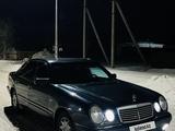 Mercedes-Benz E 230 1996 года за 2 800 000 тг. в Актобе – фото 2