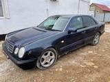 Mercedes-Benz E 200 1997 года за 1 600 000 тг. в Атырау – фото 2