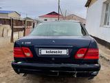 Mercedes-Benz E 200 1997 года за 1 600 000 тг. в Атырау – фото 3