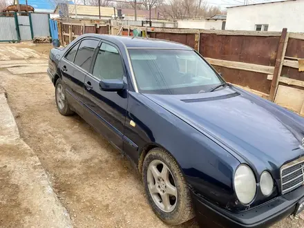 Mercedes-Benz E 200 1997 года за 1 600 000 тг. в Атырау – фото 4