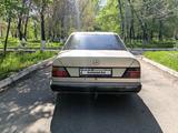 Mercedes-Benz E 230 1991 года за 1 050 000 тг. в Тараз – фото 2