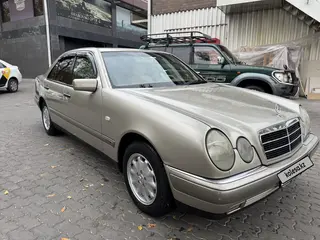 Mercedes-Benz E 240