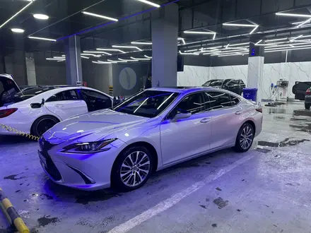 Lexus ES 300h 2018 года за 19 500 000 тг. в Алматы – фото 3