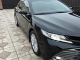 Toyota Camry 2018 года за 12 800 000 тг. в Атырау