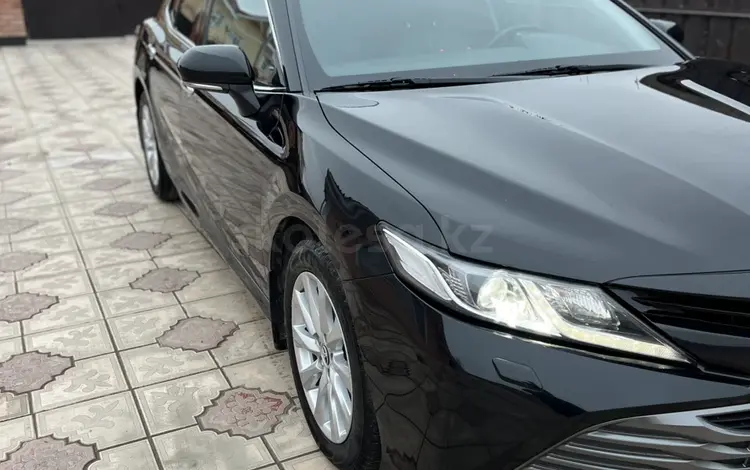 Toyota Camry 2018 года за 12 800 000 тг. в Атырау