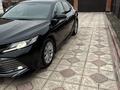 Toyota Camry 2018 года за 12 800 000 тг. в Атырау – фото 2
