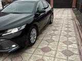 Toyota Camry 2018 года за 12 800 000 тг. в Атырау – фото 2