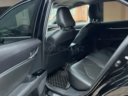 Toyota Camry 2018 года за 12 800 000 тг. в Атырау – фото 6