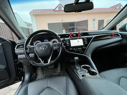 Toyota Camry 2018 года за 12 800 000 тг. в Атырау – фото 5