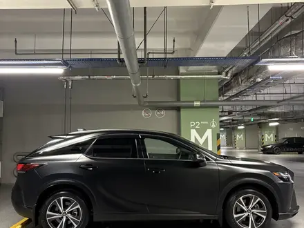 Lexus RX 350 2023 года за 28 600 000 тг. в Алматы – фото 4