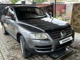 Volkswagen Touareg 2003 года за 3 900 000 тг. в Алматы – фото 2