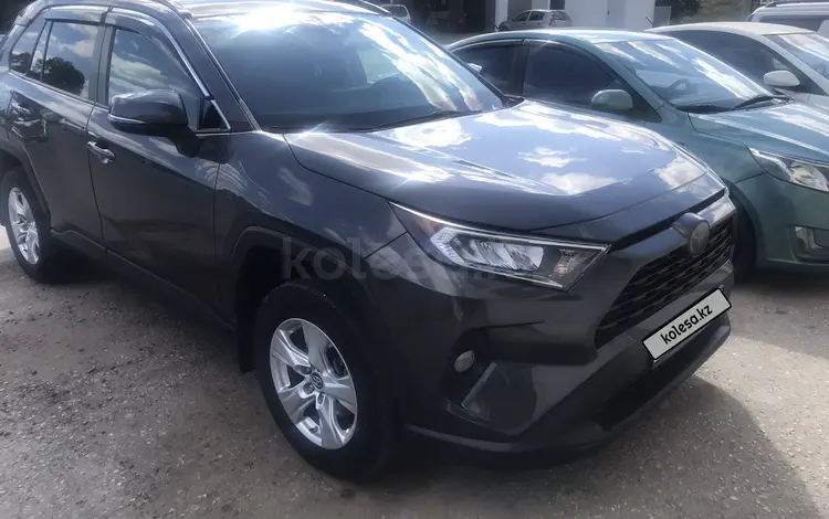 Toyota RAV4 2019 года за 12 800 000 тг. в Актобе