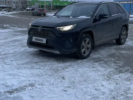 Toyota RAV4 2021 года за 16 250 000 тг. в Актобе