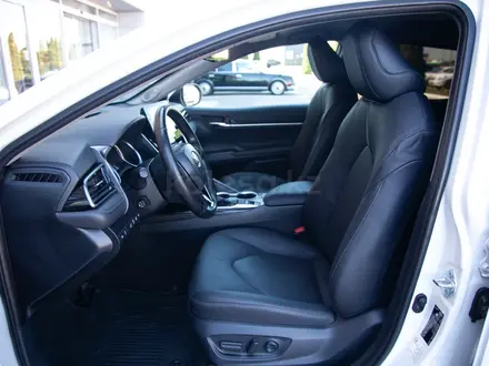 Toyota Camry 2021 года за 15 790 000 тг. в Алматы – фото 10