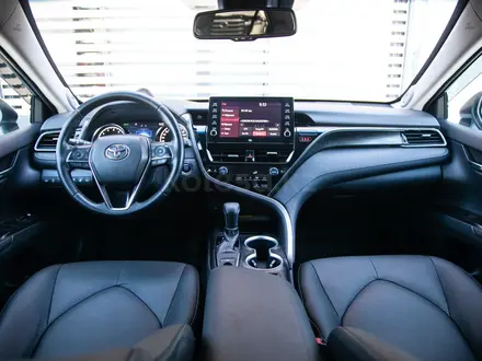 Toyota Camry 2021 года за 15 790 000 тг. в Алматы – фото 12
